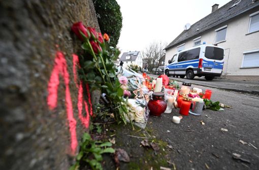 Angehörige und Freunde hatten am Tatort in Illerkirchberg Kerzen und Blumen abgelegt. (Archivbild) Foto: dpa/Bernd Weißbrod