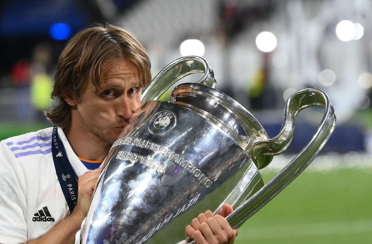 Champions-League-Sieger Luka Modric küsste nach dem Finale den Pokal Foto: AFP/FRANCK FIFE
