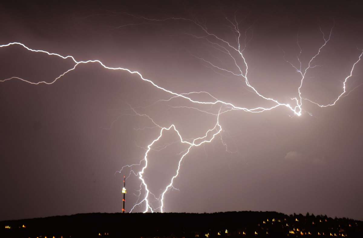 Landkreis Reutlingen: Blitze lösen Brand und Stromausfall aus