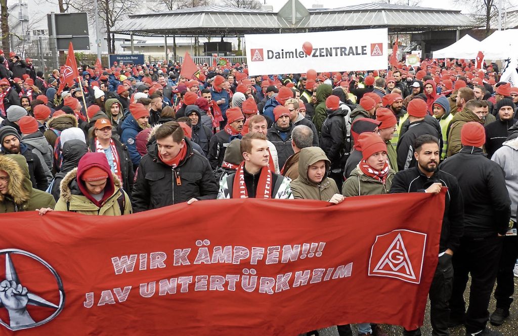 UNTERTüRKHEIM:  Mercedes-Benz-Mitarbeiter erhöhen mit Warnstreiks den Druck auf die Verhandlungspartner: Daimler-Belegschaft zum Streik bereit
