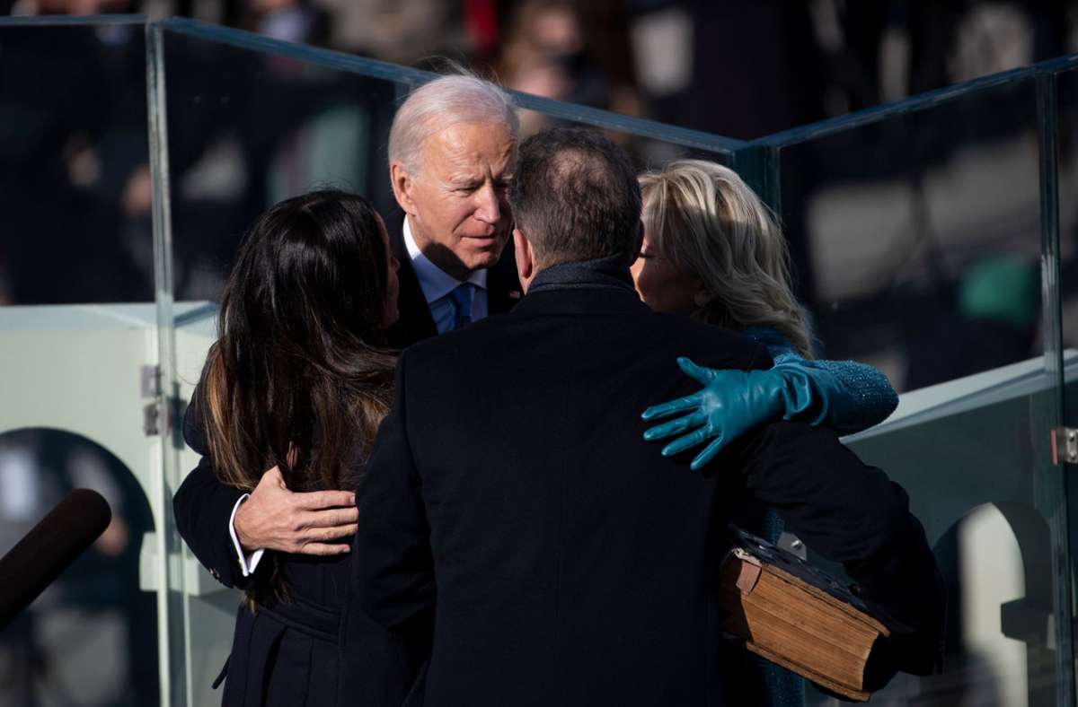 Familien-Umarmung: Joe Biden mit seiner Frau Jill, seiner Tochter Ashley (links) und seinem Sohn Hunter (zu sehen von hinten).