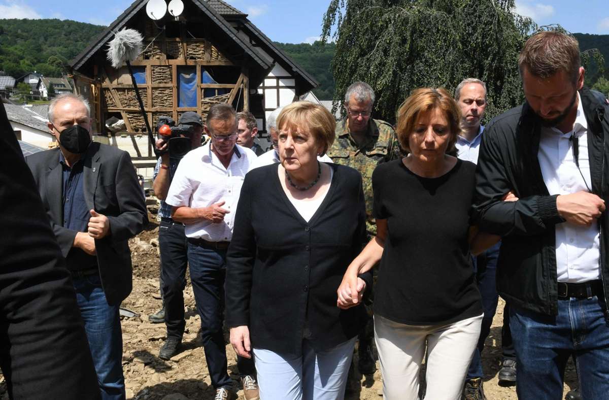 Angela Merkel und  Malu Dreyer am Sonntag  in der Gemeinde Schuld in Rheinland-Pfalz. (Archivbild)