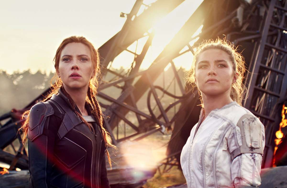 Zwei schlagkräftige  Heldinnen   kämpfen für die Befreiung versklavter  Frauen:  Scarlett Johansson (links) und Florence Pugh  in „Black Widow“.
