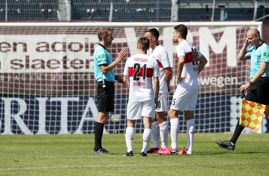 26. Spieltag: Im ersten Spiel nach der Corona-Pause unterliegt der VfB beim SV Wehen Wiesbaden mit 1:2. In der Nachspielzeit spricht Schiedsrichter Sascha Stegemann den Hessen nach Konsultation mit dem VAR in Köln einen umstrittenen Handelfmeter zu.