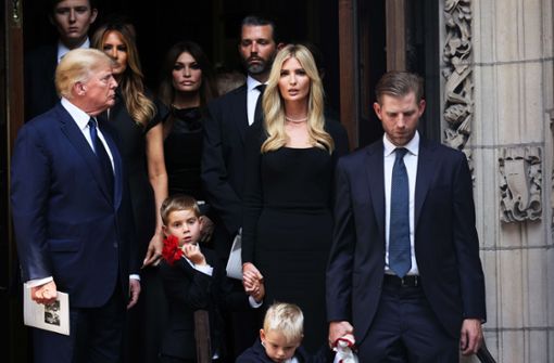 Der frühere US-Präsident Donald Trump verlässt nach der Trauerfeier mit seiner Frau Melania, seinen Söhnen Donald jr. und Eric (rechts) und seiner Tochter Ivanka die Kirche. Foto: AFP/Michael M. Santiago