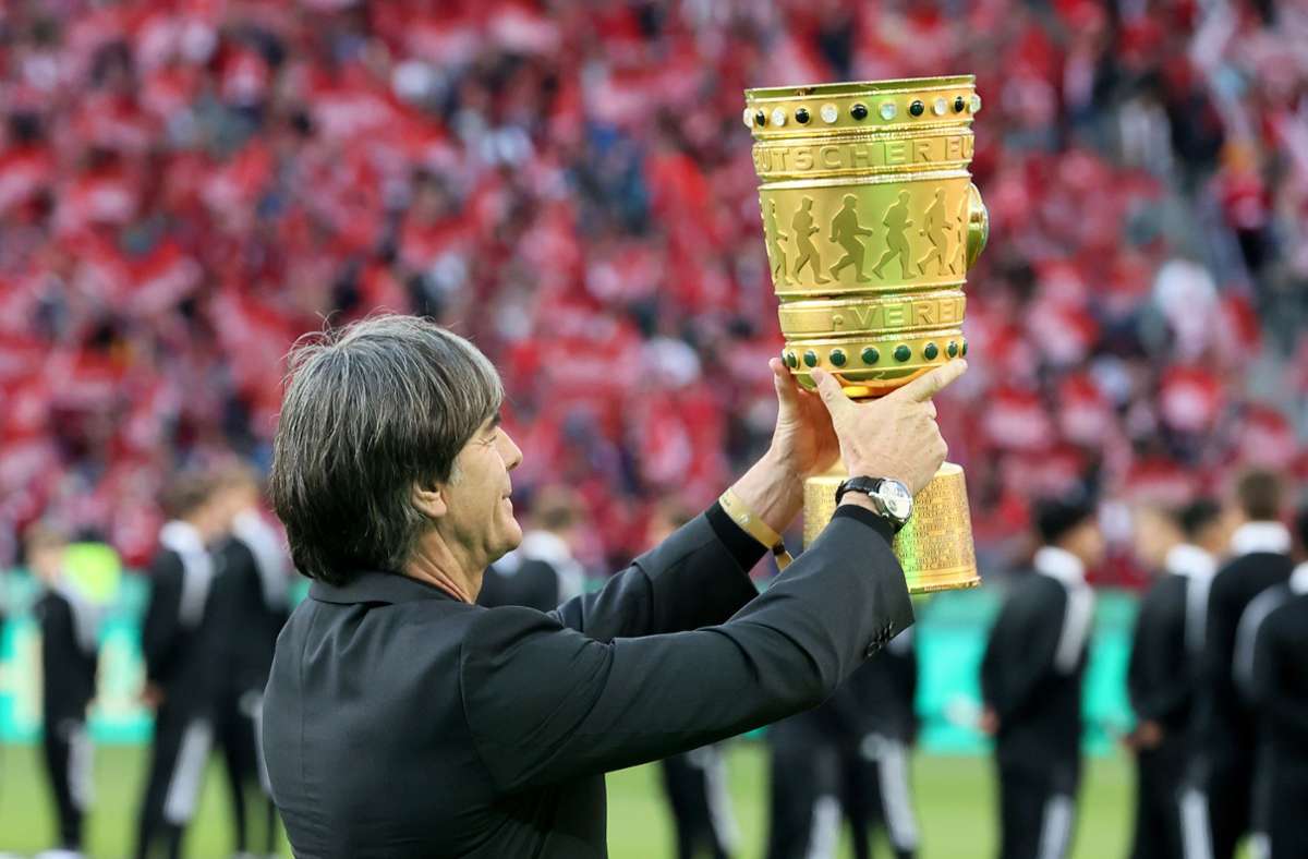 Joachim Löw hielt vor dem Spiel den DFB Pokal in die Höhe.