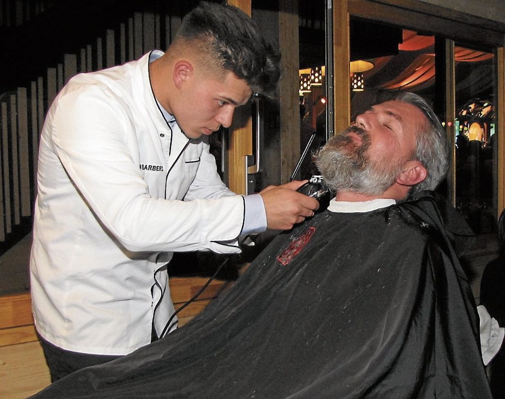Barbier Fabrizio Leonardi war beim 10. Männerwasen im Göckelesmaier-Zelt im Einsatz: Bartstutzen im Bierzelt
