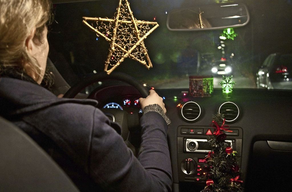 Weihnachtliche Dekoration im Auto ist nur in begrenztem Umfang zulässig:  Weihnachtsdeko im Auto: weniger ist mehr - Weitere Lokalmeldungen -  Cannstatter Zeitung
