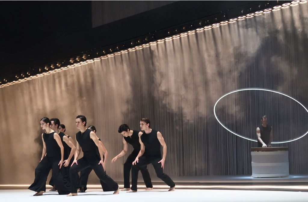 Tanz mit Heiligenschein: Szene aus Roman Novitzkys Ballett „Impuls“ (Ensemble mit dem Perkussionisten Marc Strobel)