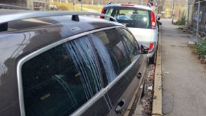 Ärgernis in Stuttgart-Nord: Mehrere Autos unter Eisenbahnbrücke  beschädigt
