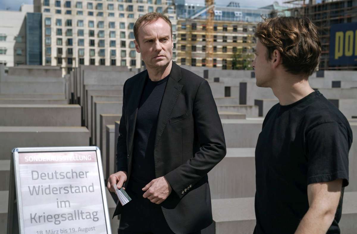 Robert Karow (Mark Waschke, li.) sucht Moritz Keller (Leonard Scheicher) beim Holocaust Mahnmal auf.