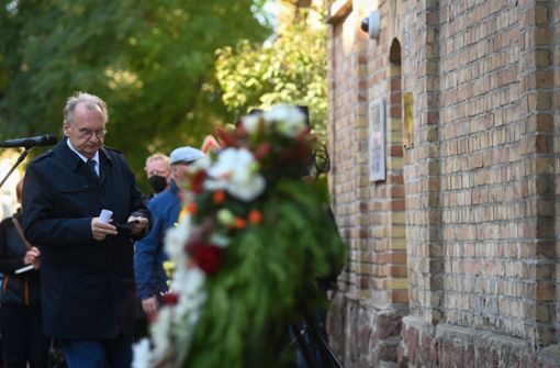 Sachsen-Anhalts Ministerpräsident Haseloff warnte eindringlich vor der Verharmlosung rechtsextremistischer Gewalt. Foto: dpa/Hendrik Schmidt