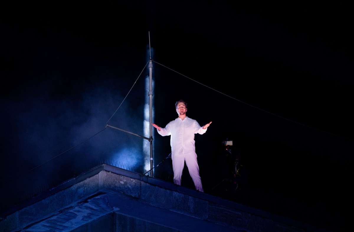 Alexander Klaws  als Jesus bei der Auferstehung auf einem Dach auf dem Burgplatz