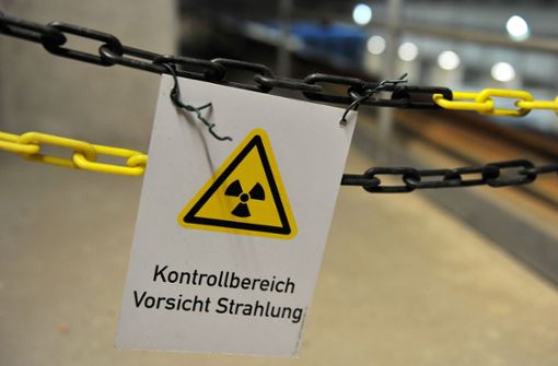 Ein an einer Kette befestigtes Schild im atomaren Zwischenlager in Gorleben warnt vor Strahlung (Archivbild). Foto: picture alliance/dpa/Jochen Lübke