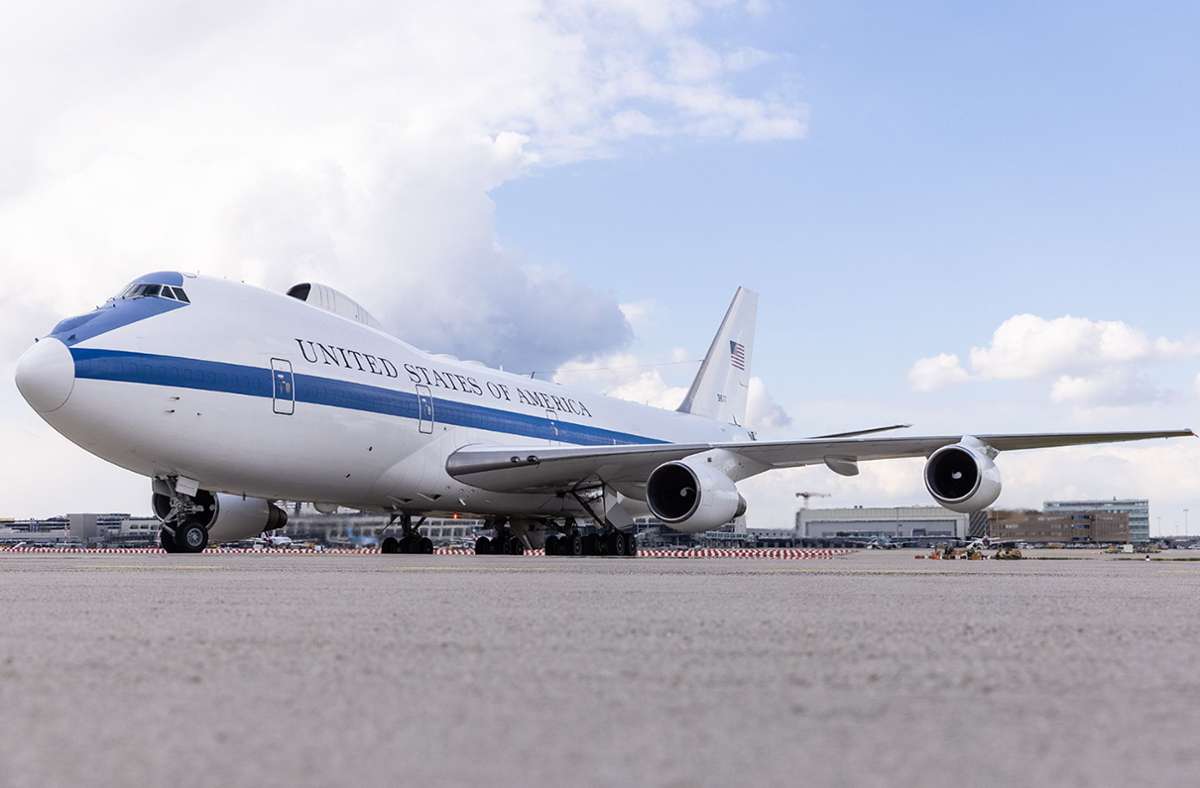 Das Regierungsflugzeug aus Washington D. C. auf dem Stuttgarter Flughafengelände, Südseite.