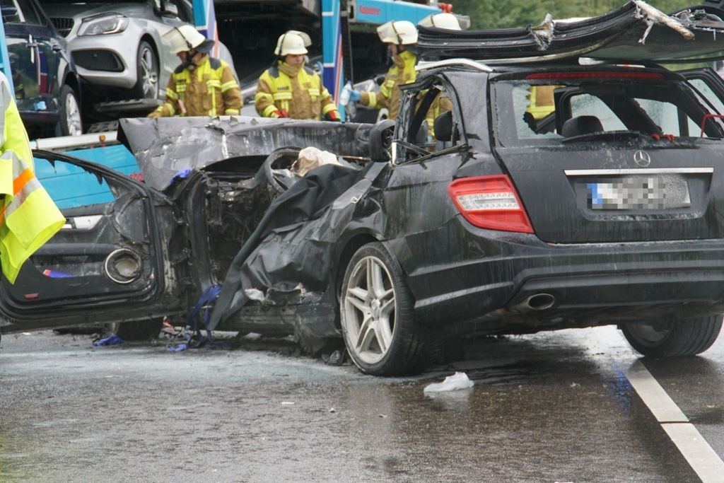 Zusammenprall mit Lkw auf der B10: Autofahrerin stirbt an Unfallstelle