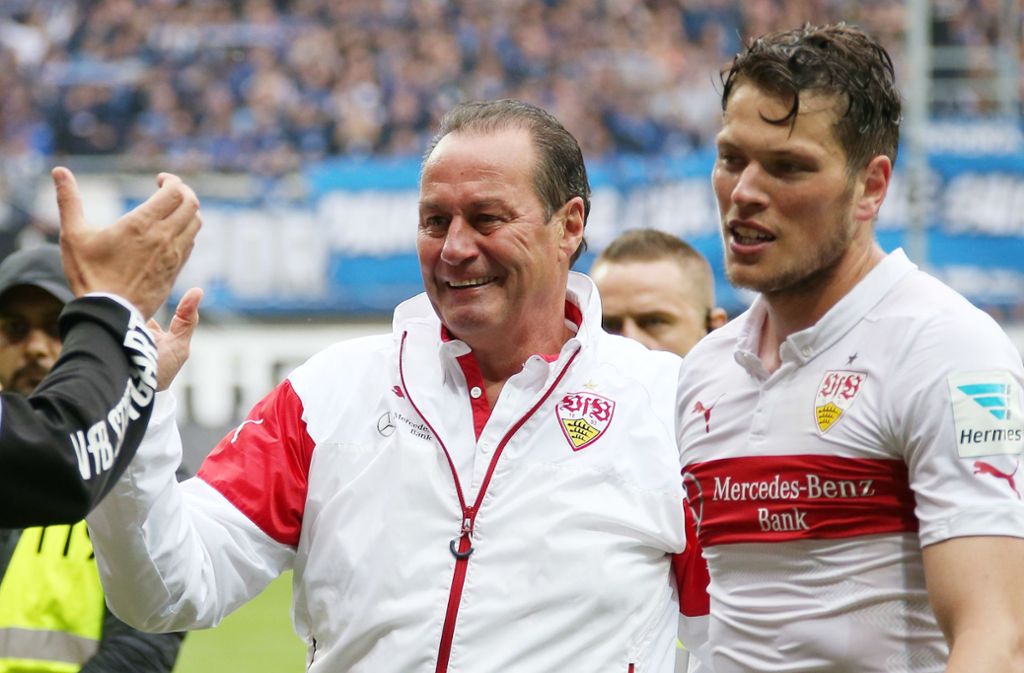 Trainer Huub Stevens und Torschütze Daniel Ginczek feiern 2015 den Klassenverbleib.