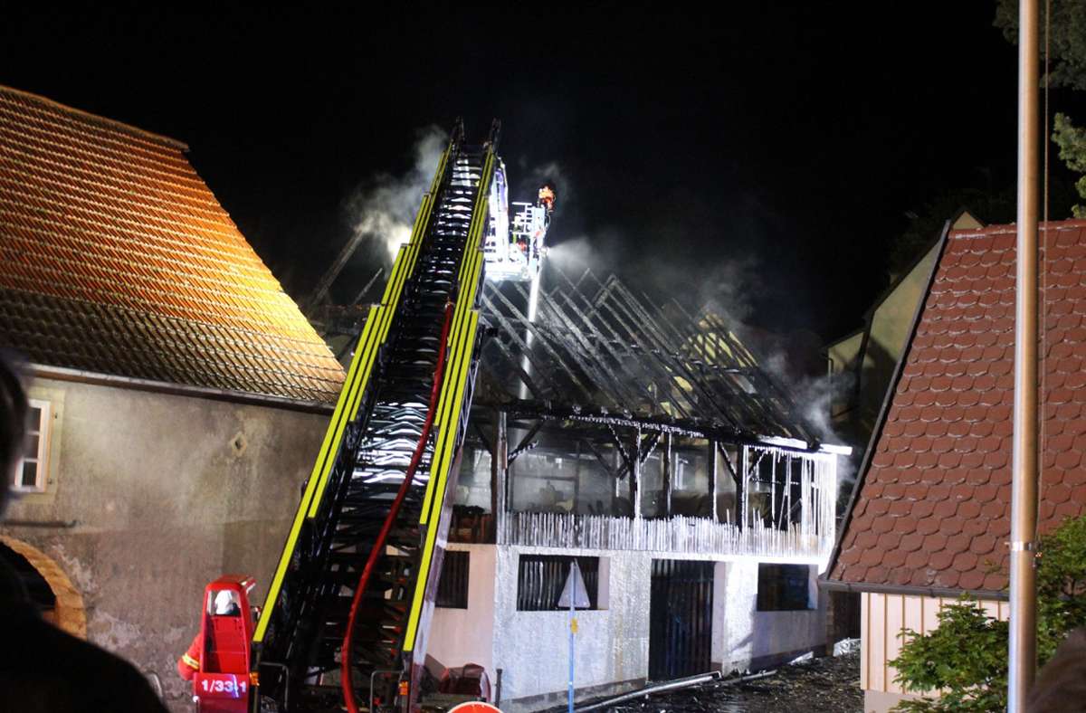 Brandstiftungs-Serie von Gundelsheim: Feuerwehrmann soll seit 2019 etliche Brände gelegt haben