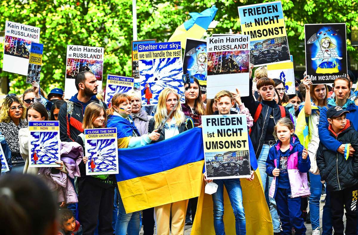 Ukraine-Demo in Stuttgart: Geschäfte mit Russland  stehen am Pranger