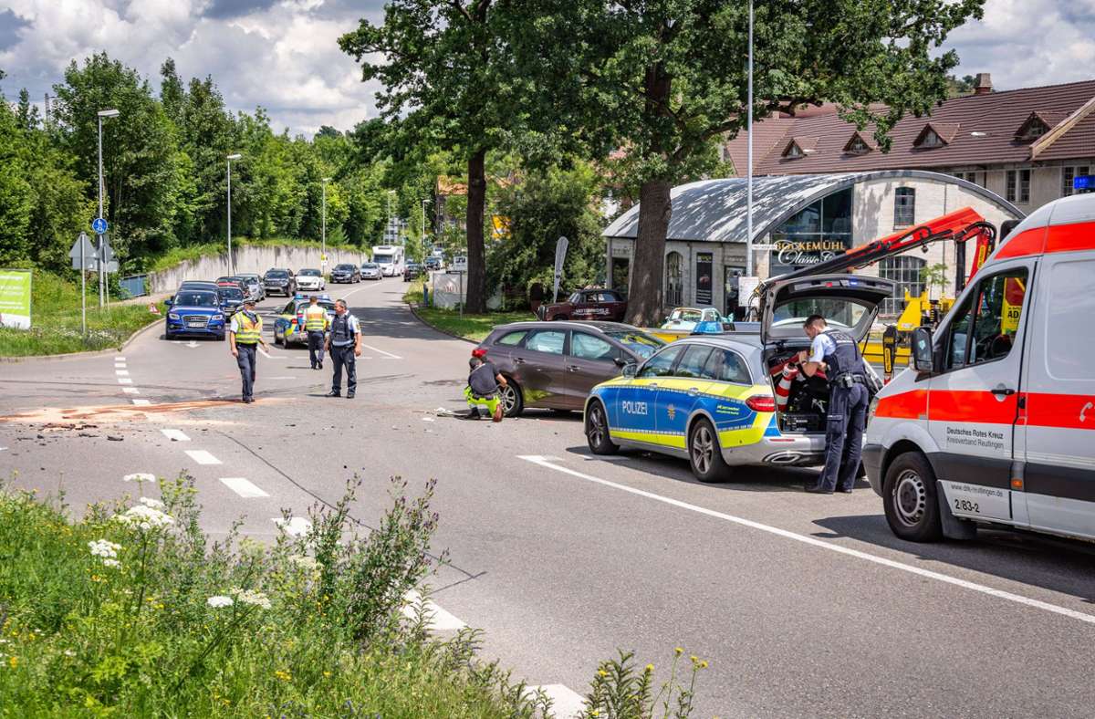 Metzingen: Sechs Verletzte bei Unfall auf Kreuzung – darunter auch ein Baby