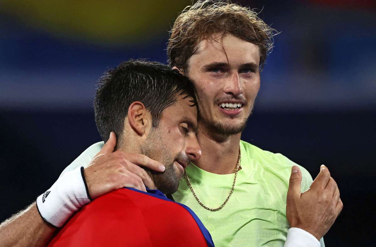 Alexander Zverev gewinnt und tröstet in Tokio Novak Djokovic (links). Auch bei den US Open? Foto: dpa/Jan Woitas