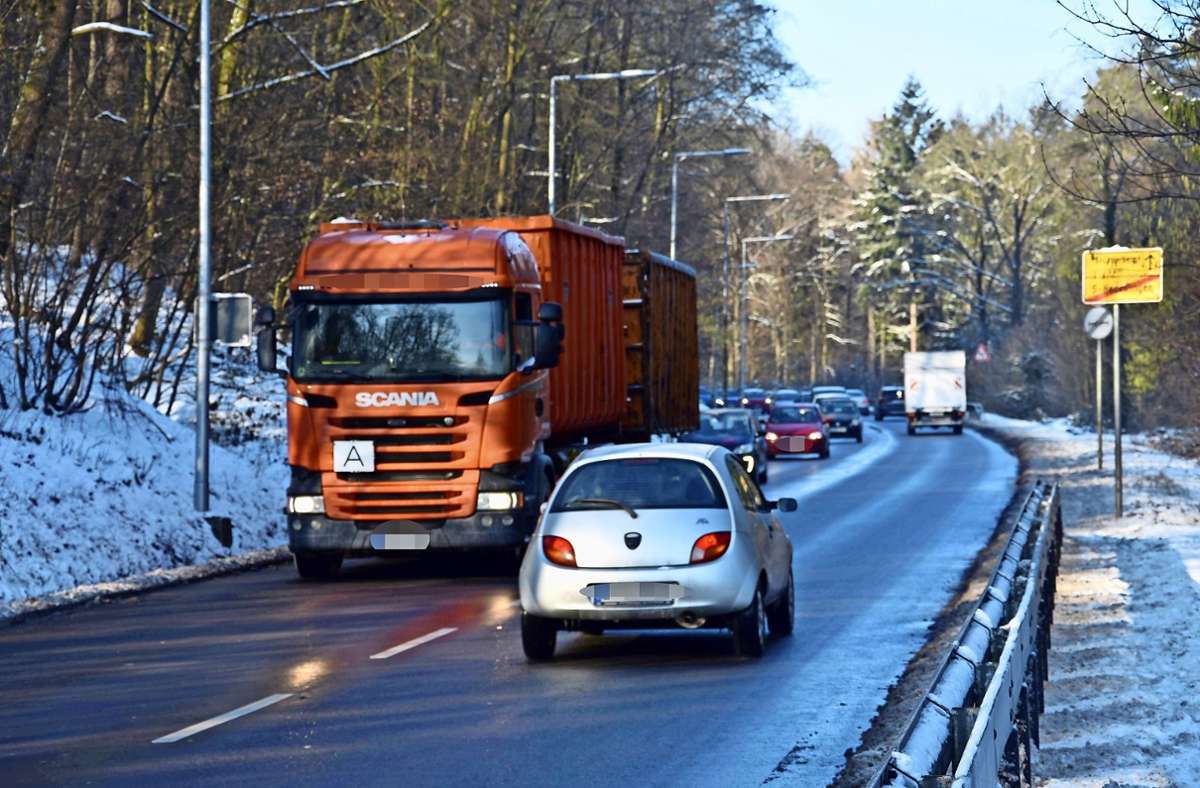 Lkw-Verkehr in Stuttgart-Hedelfingen: Lkw-Streit geht in die  nächste Instanz