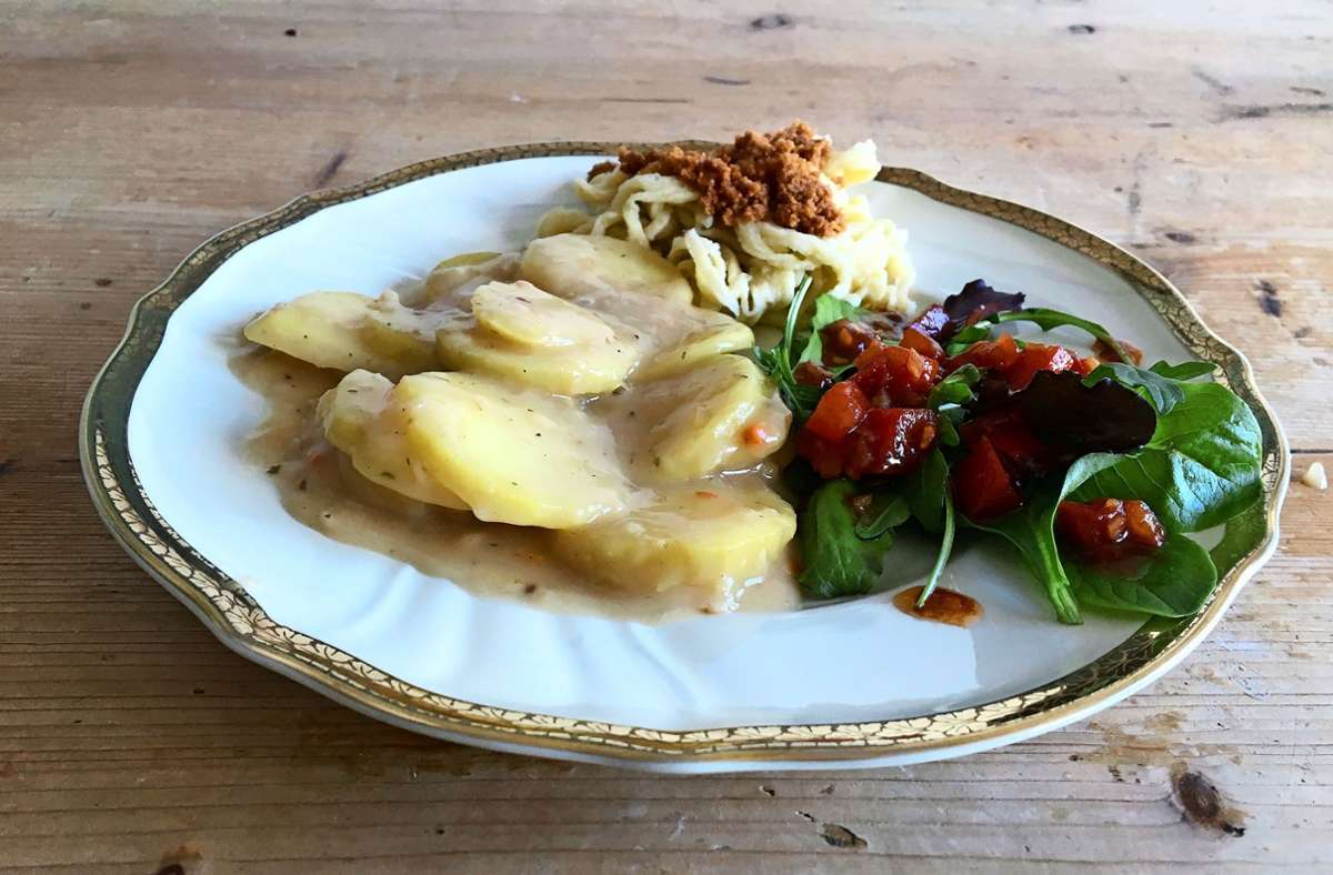 Saure Kartoffelrädle mit Spätzle und Salat. Wobei die in Butter angerösteten Semmelbrösel das Tüpfelchen auf dem i bedeuten für einen echten Schwaben.