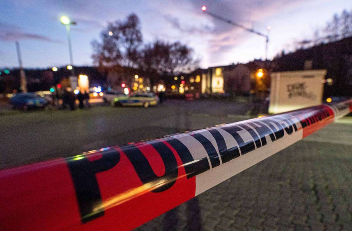 Großeinsatz in Stuttgart-Hedelfingen: Der Mann mit Waffe ist weiter verschwunden