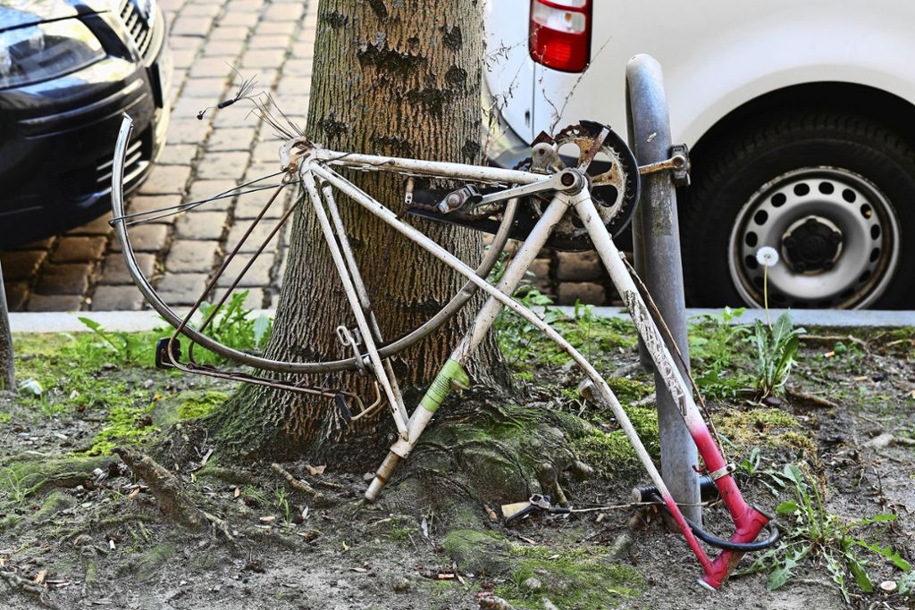 Herrenlose Fahrräder werden von der Stadt entsorgt: Schrottreife Drahtesel