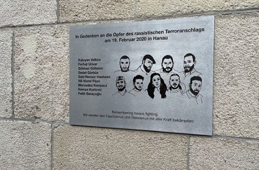 Die Tafel wurde ungenehmigt an der Rückseite des Stuttgarter Rathauses angebracht  – ein Antrag will bewirken, dass sie dort bleiben kann. Foto: Stuttgart gegen Rechts/privat