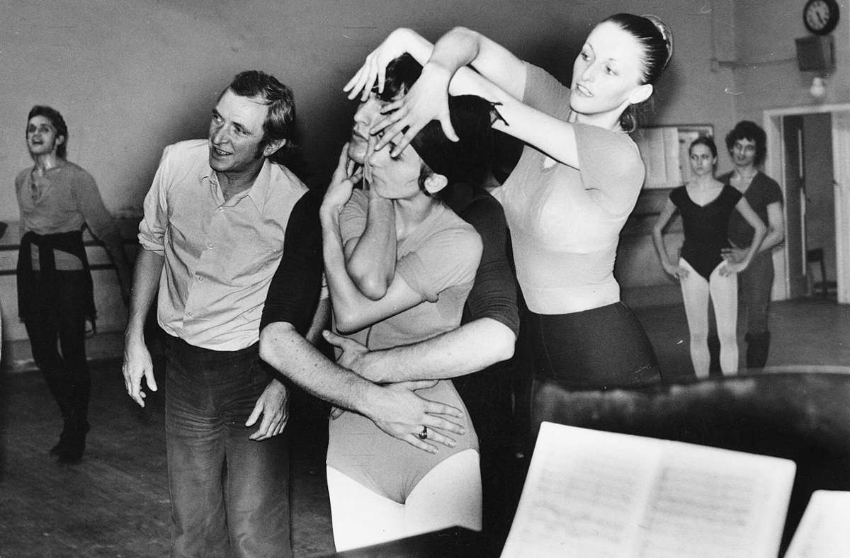 Eine Fotografie aus dem Archiv von Hannes und Gundel Kilian inspirierte Reid Anderson Erinnerungen. Sie zeigt John Cranko bei der Arbeit im Stuttgarter Ballettsaal, Reid Anderson ist links im Bild zu sehen.