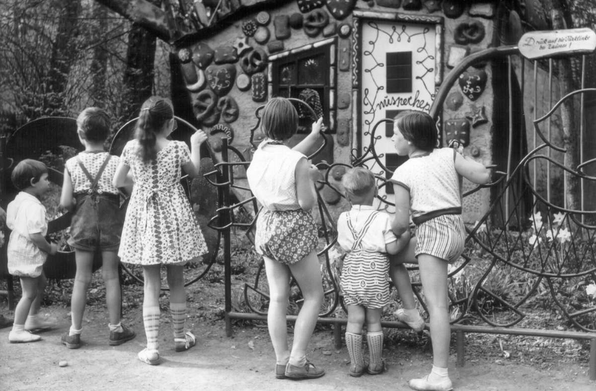 „Knusper, knusper, knäusle“ – wer kennt es nicht, das Knusperhäuschen im Blüba-Märchengarten? Hier warten Kinder im Jahr 1959 gespannt auf die Hexe. Oben rechts: eine Mitgliedskarte des Historischen Vereins  für 1918/1919.