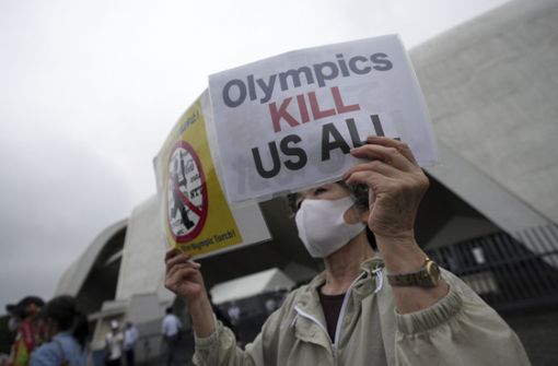 Drastischer Protest am Rande  des  olympischen Fackellaufs: „Olympia bringt uns alle um.“ Eine Mehrheit der Japaner ist gegen die Austragung. Foto: dpa/Eugene Hoshiko