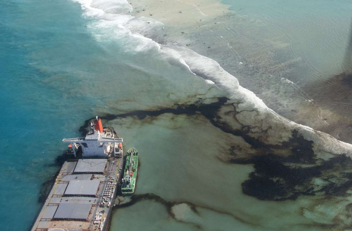 Öl-Katastrophe vor Mauritius: Riss in gestrandetem Frachter wird größer