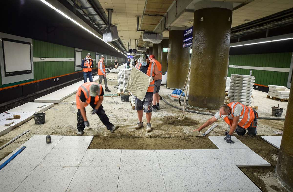 Fliesen im Akkord: Die S-Bahn-Tunnelstationen erhalten eine Rundumerneuerung, dazu gehört auch ein neuer Bodenbelag.