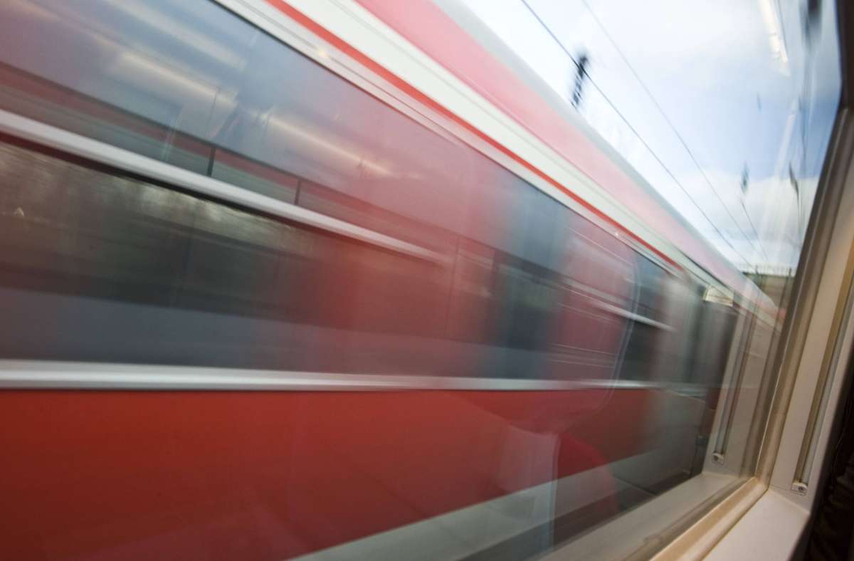 Vorfall am Bahnhof Metzingen: Gleise überquert und Interregio zu Schnellbremsung gezwungen