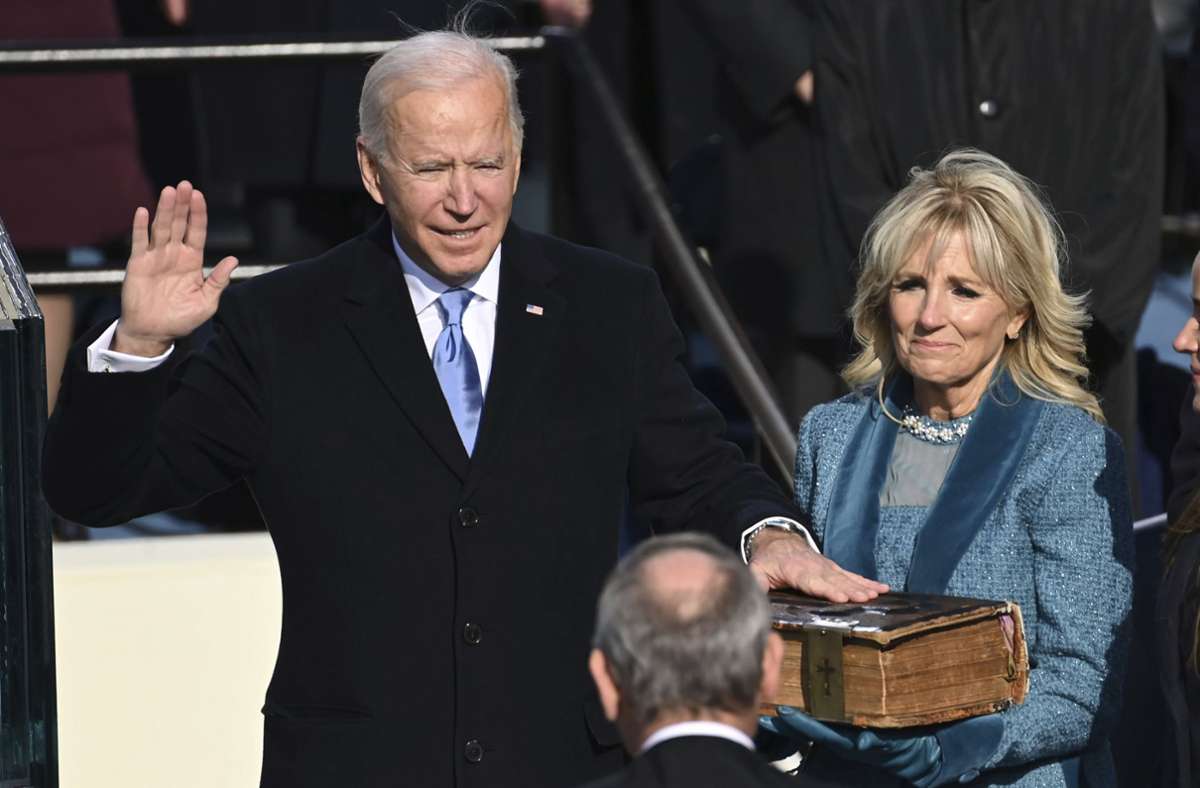 Nr. 46: Joe Biden leistet den Amtseid als US-Präsident  – die Bibel hielt seine Frau Jill.