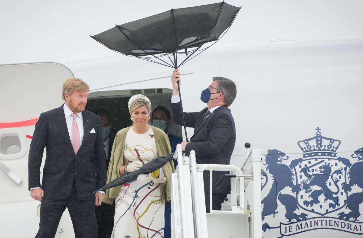 Der Schirm will den Abflug machen: Königin Máxima und König Willem-Alexander der Niederlande bei ihrer Ankunft in Berlin.