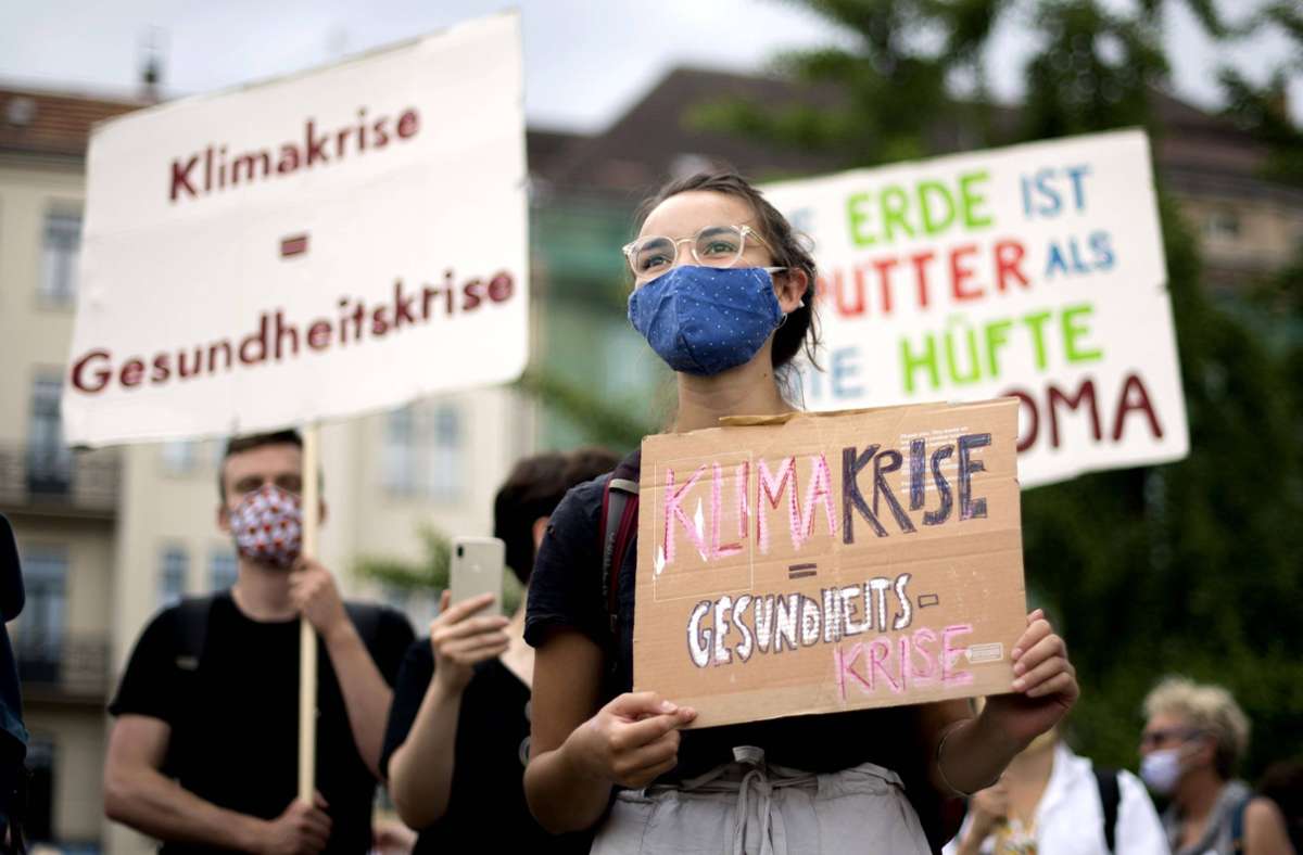 Bei Protesten weisen Klimaaktivisten immer wieder auf Folgen des Klimawandels für die Gesundheit hin. Foto: imago/IPON/Stefan Boness