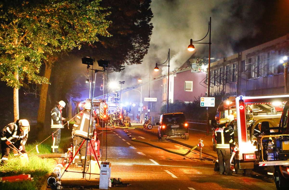 Bretten im Kreis Karlsruhe: Wohnhausbrand fordert Schaden in Millionenhöhe