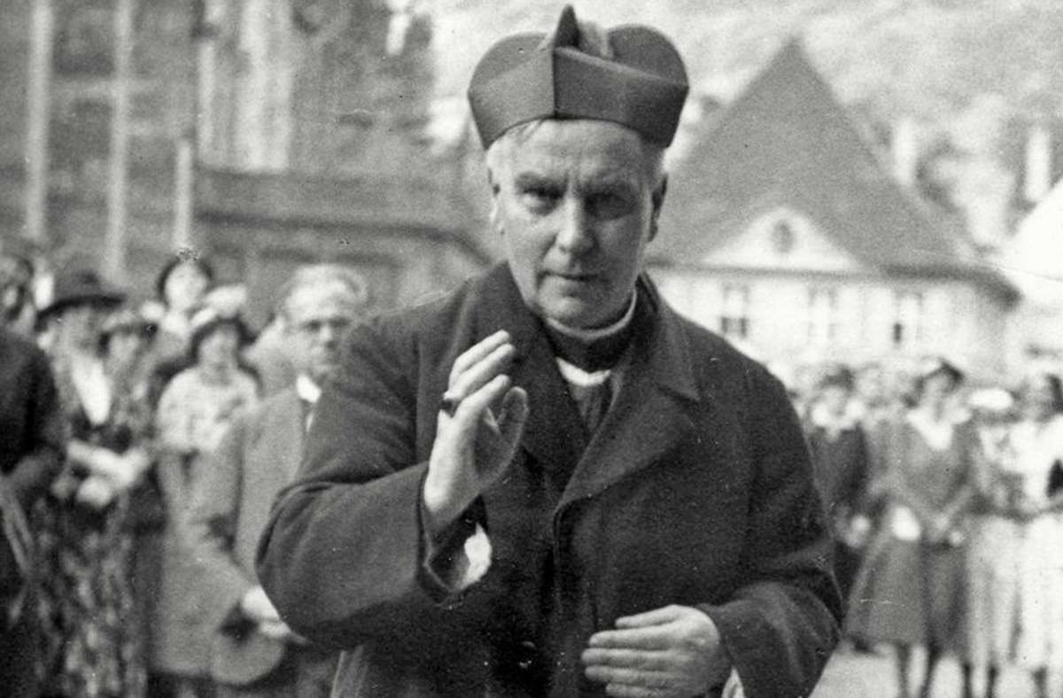 Conrad Gröber im Juni 1934 vor dem Freiburger Münster Foto: /Erzbischöfliches Ordinariat Freiburg