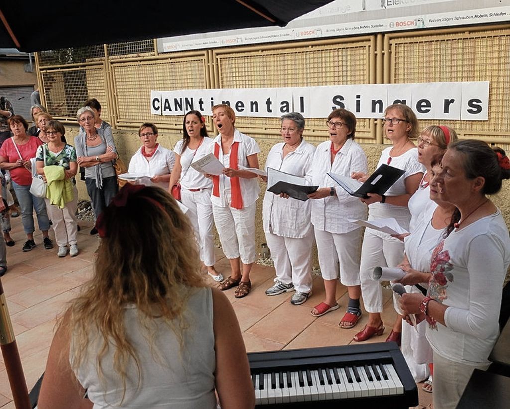 Die CANNtinental Singers im Hof von „Four Friends“. Sie präsentierten sich bei der Firma Göckelmann.