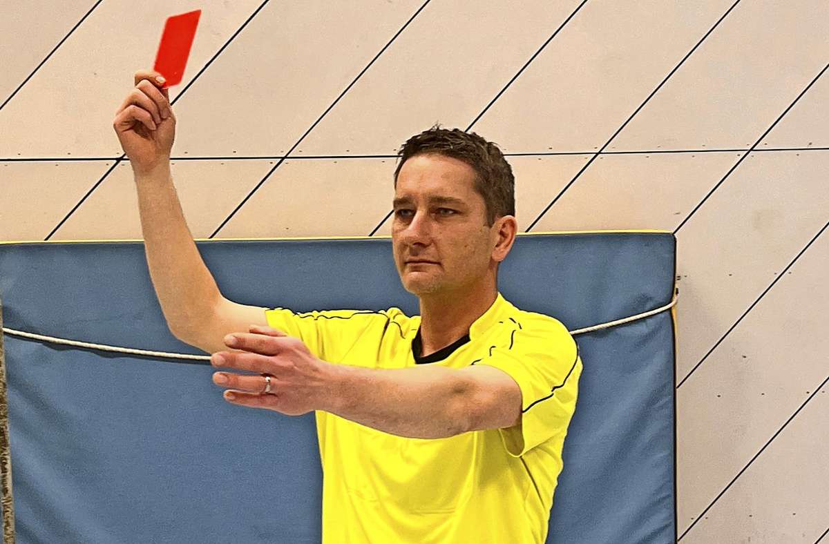 Manchmal muss es auch Rot sein – Marc Volle ist seit zehn Jahren Handball-Schiedsrichterwart im Bezirk Rems-Stuttgart und pfeift auch selbst noch. Foto: /privat (z)