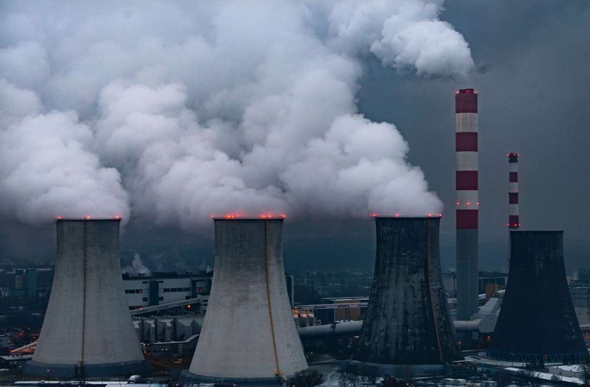 Luftverschmutzung: Rauch und Wasserdampf steigen aus den Schornsteinen und Kühltürmen im Kohlekraftwerk Laziska bei Kattowitz in Polen.