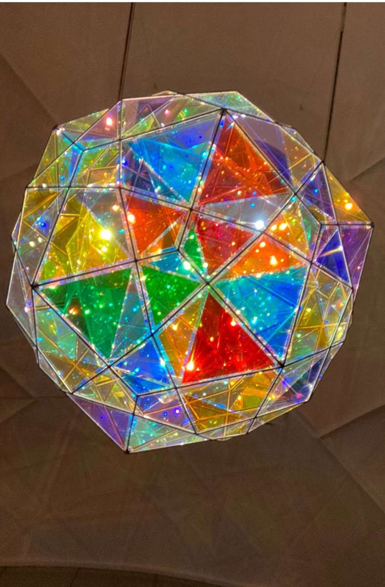 Highlight der Ausstellung ist das Objekt „Firefly double-polyhedron sphere experiment“ (2020) mit Glühwürmchen-Effekt.
