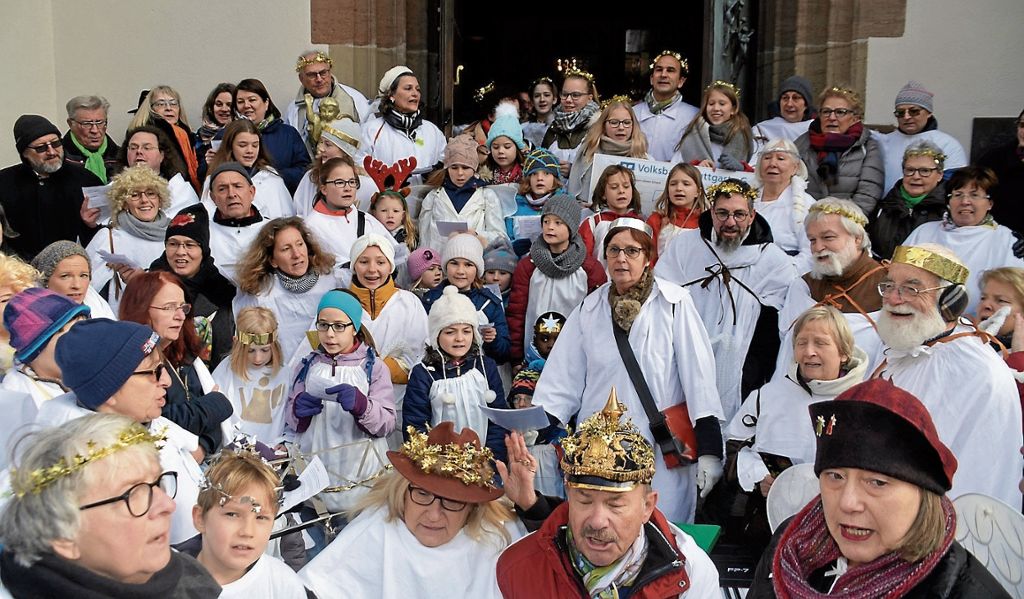 BAD CANNSTATT:  5000 Euro gehen jetzt an die Aktion „Weihnachtsfreude in Cannstatt - dank Ihnen“: Stadtwette gewonnen: Knapp 200 Engel vor der Stadtkirche