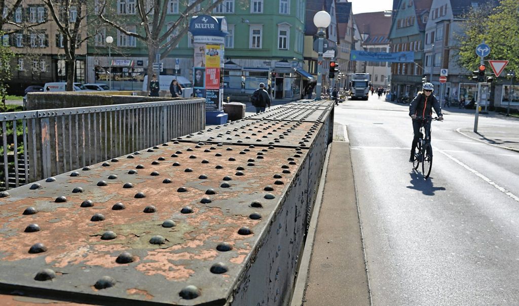 BAD CANNSTATT:  Die Grünen fordern Sanierung der Neckarquerung: Rost nagt an der Wilhelmsbrücke