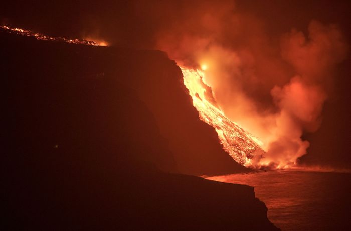 La Palma: Lava aus Vulkan ergießt sich ins Meer