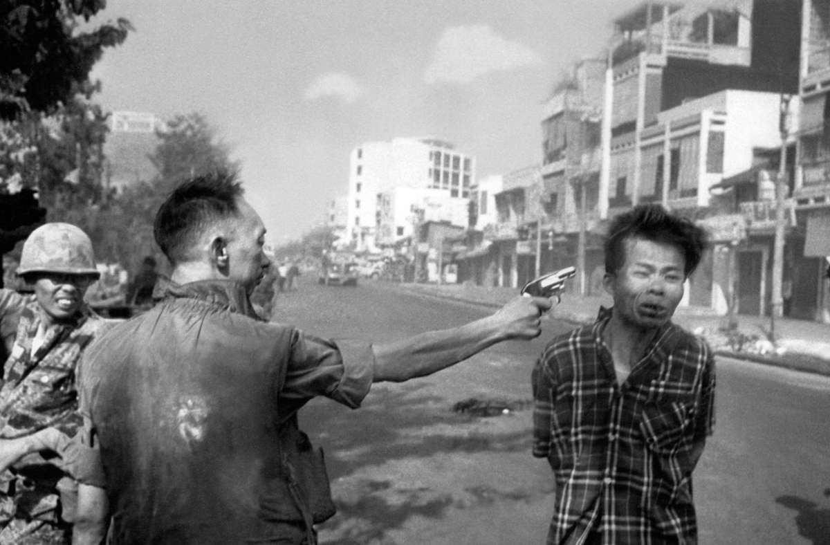 Grenzenlose Gewalt: Der Polizeichef von Saigon erschießt 1968 während der Tet-Offensive einen gefangenen  Vietcong, der zuvor die Familie eines Polizisten getötet haben soll.