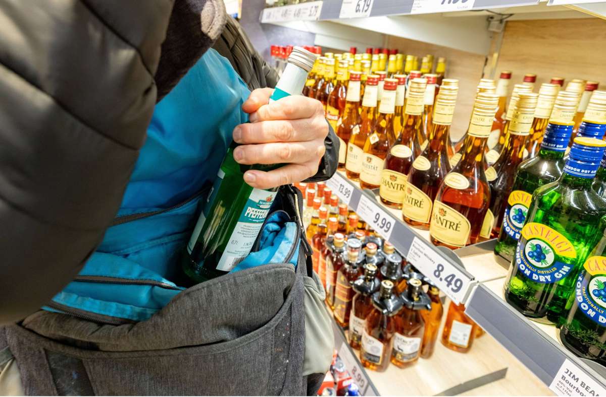 Beim Versuch, Alkohol zu stehlen, wurde ein Mann in Bad Cannstatt erwischt (Symbolbild). Foto: IMAGO/C3 Pictures/IMAGO